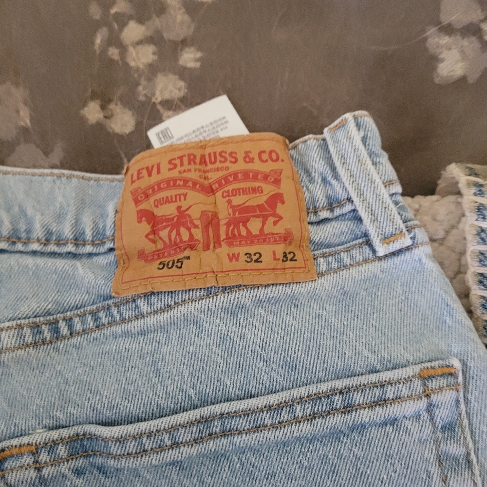 Levi 32 32